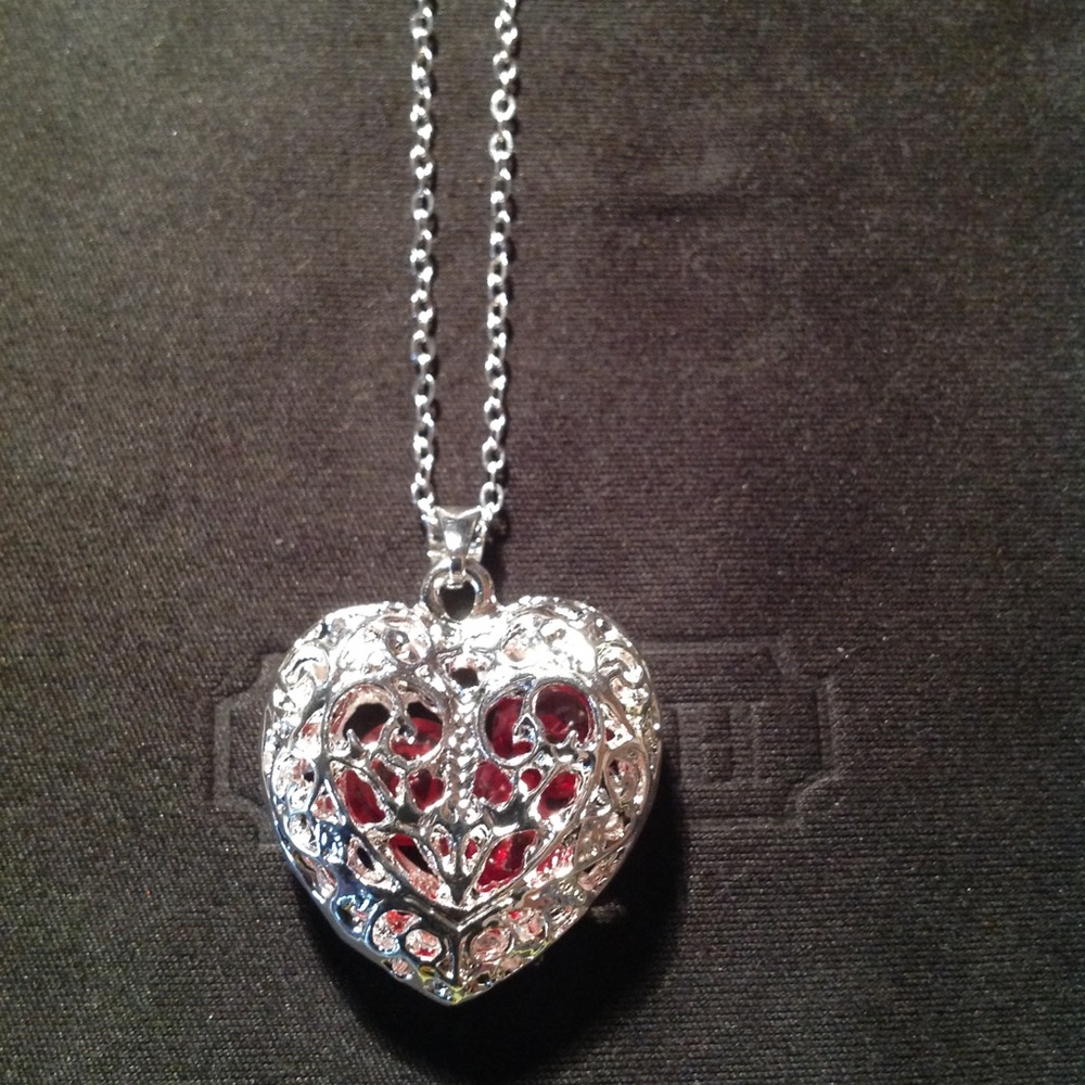 Heart pendant necklace